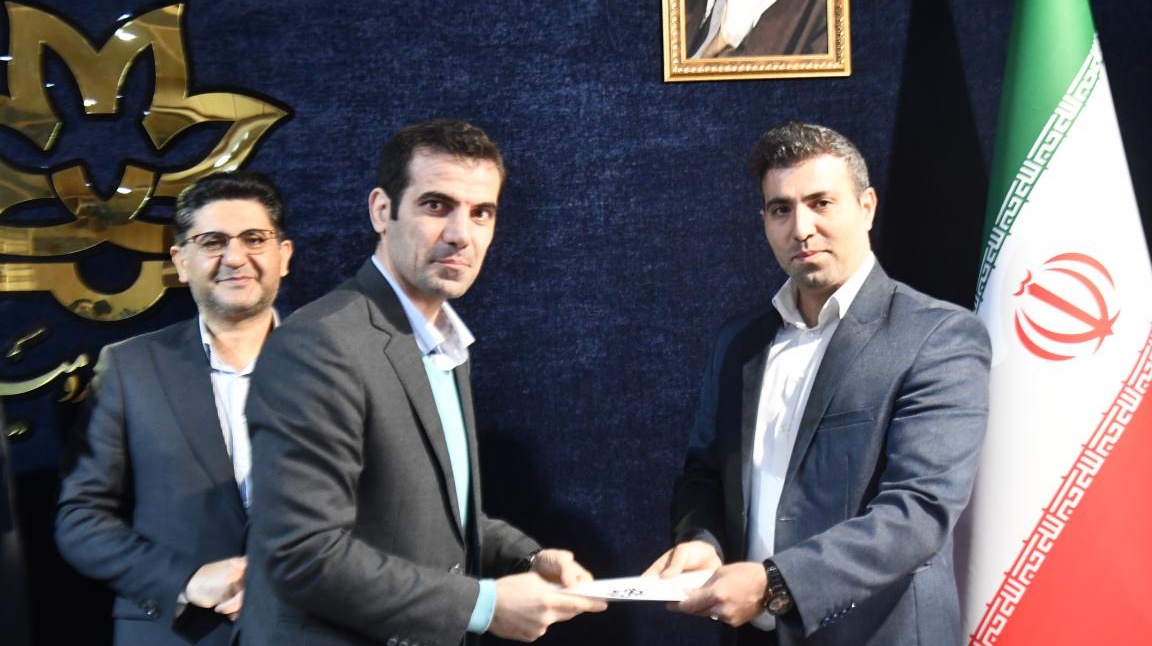 تجلیل از دکتر محسن اسلامی در بخش پایان نامه های تقاضامحور برتر در آخرین جلسه شورای پژوهش دانشگاه ارومیه با حضور دکتر شفیعی معاون پژوهش و فناوری از برگزیدگان حوزه ارتباط با جامعه و صنعت دانشگاه ارومیه در سال 1402 